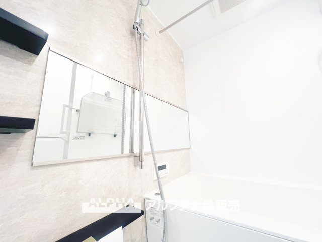 メゾンエクレーレ昭島の浴室|【Water heater】
◆給湯器◆追い炊き機能付きで、いつでも心地よい温度のお風呂に。家族それぞれの時間に合わせて、ゆったりとくつろげます。
