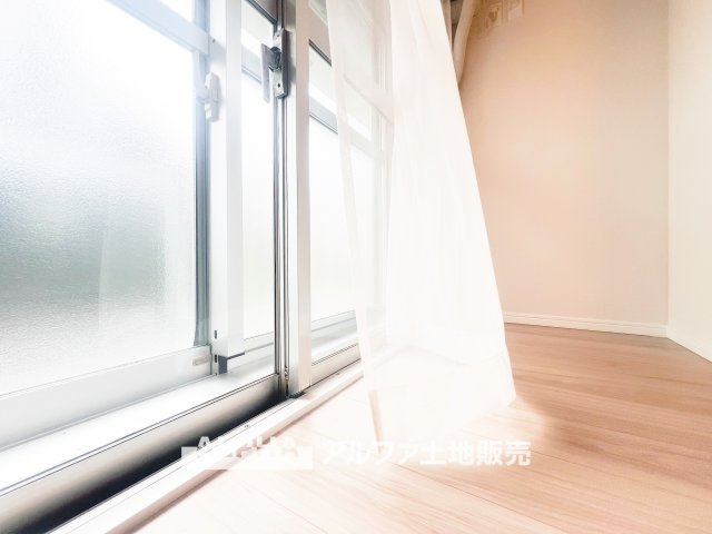 メゾンエクレーレ昭島の洋室|【cozy room】
◆必要なもの、好きなもの◆しかないから安らげる。そんな部屋にしていく自分なりのデザインに。使いやすい部屋の形、大きい窓色々な用途が実現できる。