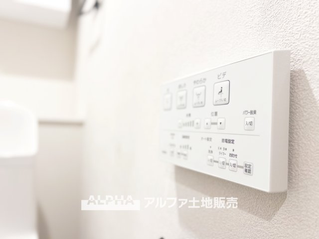 メゾンエクレーレ昭島のトイレ|【Warm water flush toilet】
◆温水洗浄便座付きトイレ◆お掃除も楽々。快適に過ごすためには今や欠かせない設備の一つです。壁掛けリモコンで使いやすくいつでも清潔に保てます。