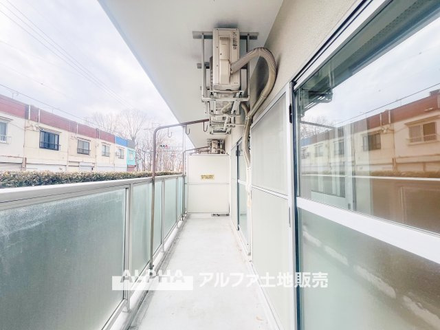 メゾンエクレーレ昭島のバルコニー|【Balcony】◆バルコニー◆日当たりの良いバルコニーは、洗濯物がよく乾くだけでなく、外の空気を感じながらひと息つける場所。暮らしに心地よい余白をもたらします。