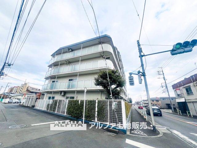 メゾンエクレーレ昭島の外観|【A cozy space】◆余白のある暮らし◆
人を招いても、ひとりで過ごしても心地よい住空間。
温もりを感じるこの場所が、暮らしの輪郭をやさしく描いていく。