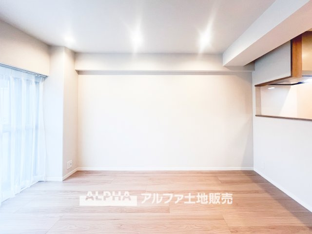 メゾンエクレーレ昭島の居間・リビング|【A home found by chance】
◆偶然見つけた物件で◆思わぬ空間を手に入れたい。愛を育み、人と出会い、新たな命に恵まれる。そんな未来を創造してぬくもりのある住空間を君と共有したい。