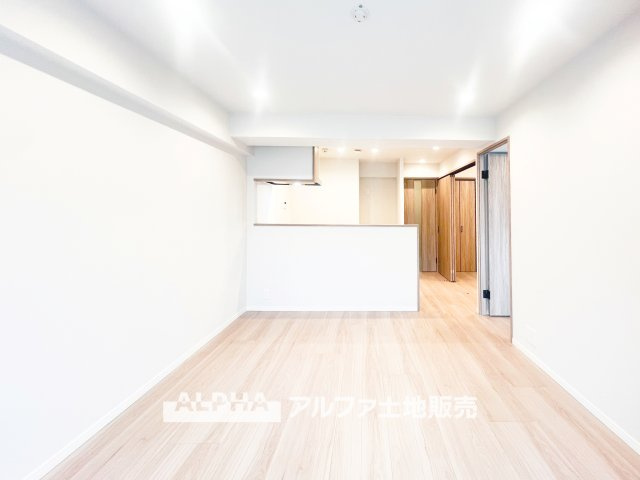 メゾンエクレーレ昭島の居間・リビング|【cozy living】
◆休日は◆仕事から切り離された家族の為だけの場所でゆっくりくつろぎたい。趣味や、習い事で休日を過ごすも楽しいが、結局はここが安らげる。