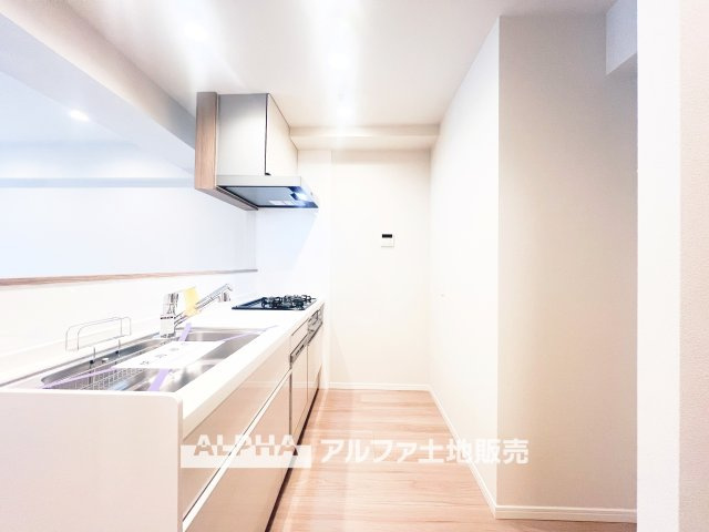 メゾンエクレーレ昭島のキッチン|【Life without end】
◆キッチンからは家族◆の様子が見ることができ、いつでも安心して料理ができる。そして、効率よく家事を進めるために必須な食洗器が家族との大切な時間を生む。