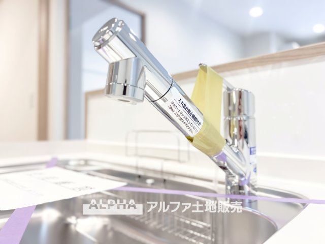 メゾンエクレーレ昭島のキッチン|【Water cleaner】
◆浄水器◆蛇口から流れ出すお水はクリーンでいつも楽しめます。また浄水器内臓シャワー混合栓なので場所取らずのスッキリとしたスタイルです。