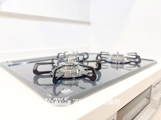 メゾンエクレーレ昭島のキッチン|【gas stove】◆ガスコンロ◆使い勝手に配慮されたガスコンロを備えたキッチン。火力調整がしやすく、毎日の調理がスムーズに進み、家事の時間を心地よく支えてくれます
