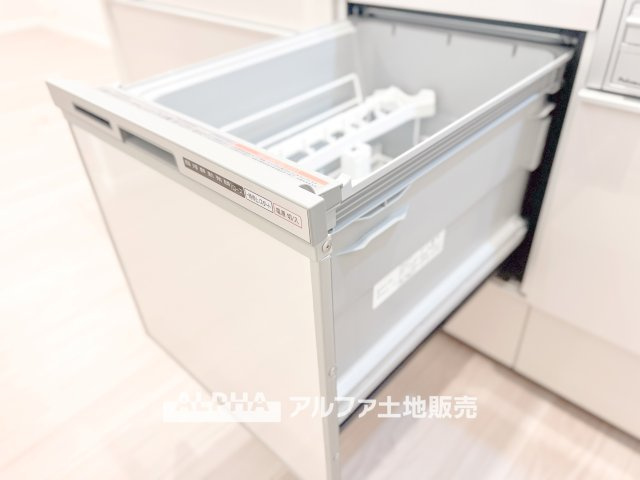 メゾンエクレーレ昭島のキッチン|【Food washing machine】
◆食洗機◆お子様の面倒を見れる時間が増え時短になります。加えて手荒れも防げてしかも節水が高い為、大変人気があり重宝します。