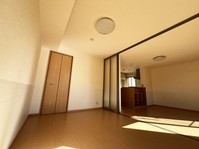 ブルージュあざみの洋室