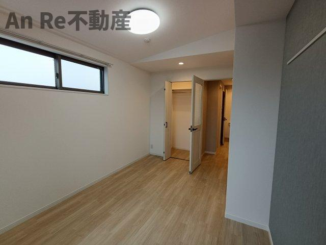 川口市南鳩ヶ谷３丁目のアパートの洋室