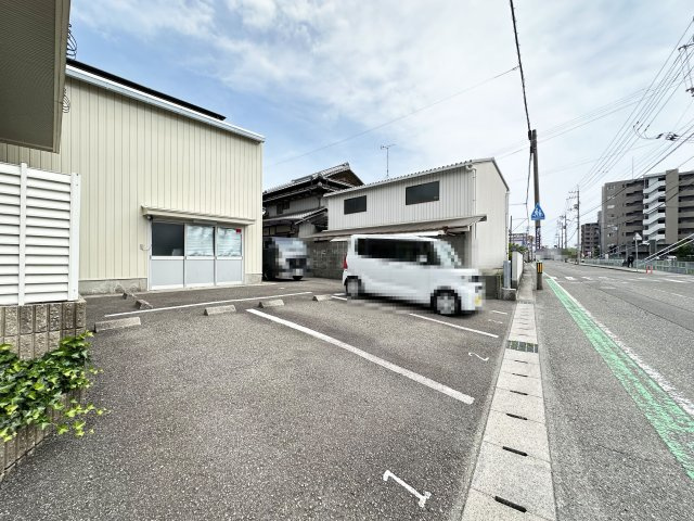 ローズコート北金田の駐車場