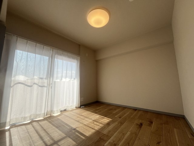 【洋室】 | ロワールマンションロゼ吉塚 B棟 | 洋室は明るく採光がとれ、クローゼットも備えられているので居住スペースを広く使えます