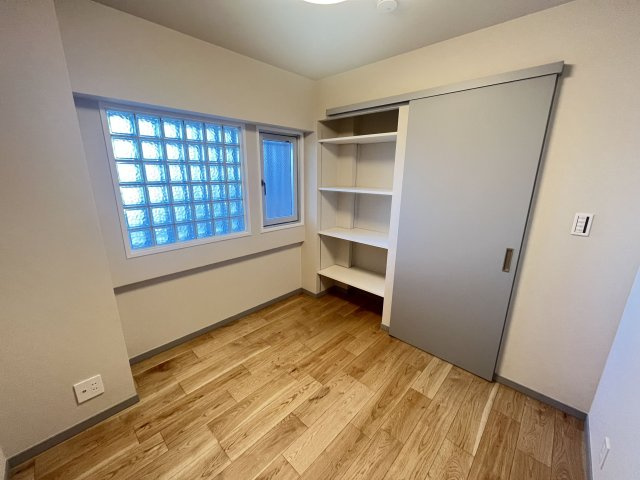 【洋室】 | ロワールマンションロゼ吉塚 B棟 | 4.1帖の洋室。壁面の可動棚は扉付きなのでスッキリと隠せます