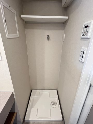 【ランドリースペース】 | ロワールマンションロゼ吉塚 B棟 | 洗濯機置き場の上部のスペースには洗剤等を置ける棚が設置されています