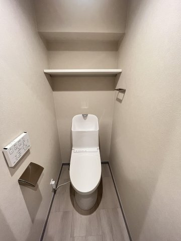 【トイレ】 | ロワールマンションロゼ吉塚 B棟 | 冬は便座も温水も温かく快適なシャワー付トイレ。上部には収納を設置◎