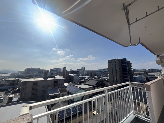 【展望】 | ロワールマンションロゼ吉塚 B棟 | バルコニー前面はさえぎる高層ビルもなく、美しい青空の眺望が広がります