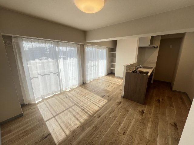 【居間・リビング】 | ロワールマンションロゼ吉塚 B棟 | 南向きの明るいLDKは約11帖の広さ。大きな窓が並べてあり、奥行きが出て広さが感じられます