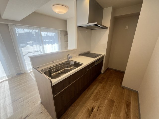 【キッチン】 | ロワールマンションロゼ吉塚 B棟 | お料理をしながら会話を楽しめるカウンターキッチンです