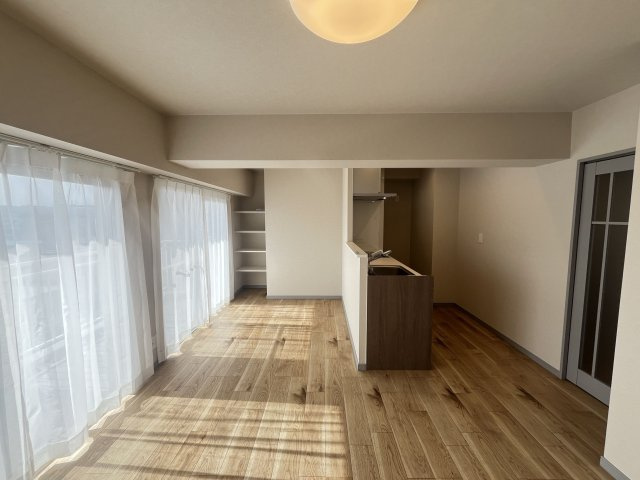 【居間・リビング】 | ロワールマンションロゼ吉塚 B棟 | 大きな窓のあるLDKは明るさたっぷり。食事のときも、くつろぎの時間も楽しい家族の時間をすごせそうです