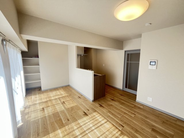 【居間・リビング】 | ロワールマンションロゼ吉塚 B棟 | リビング部分に可動棚収納もあり、多用途に使っていただけます