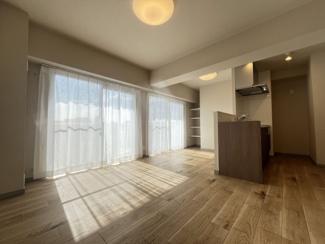 【居間・リビング】 | ロワールマンションロゼ吉塚 B棟 | 南向きのリビングは陽当り良好で、ご家族みんなで過ごす空間をより居心地良くしてくれます