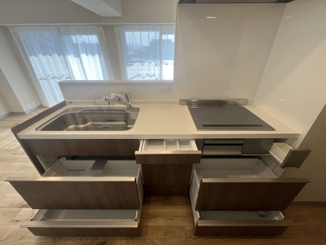 【キッチン】 | ロワールマンションロゼ吉塚 B棟 | オール電化なので火を使わず安心のＩＨクッキングヒーターはお手入れがしやすいのも魅力です