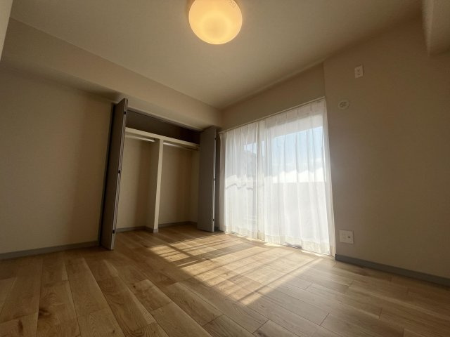 【洋室】 | ロワールマンションロゼ吉塚 B棟 | 5.6帖の洋室。南に面した洋室は採光・通風に優れた心地よい空間です