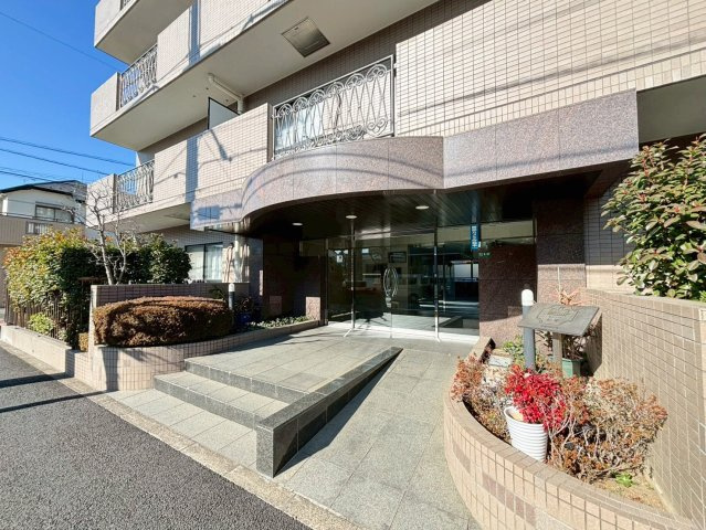 モナーク谷塚|エントランスはマンションの顔です。上品なデザインかつ宅配ボックスで機能性も抜群ですね☆玄関へのアプロ