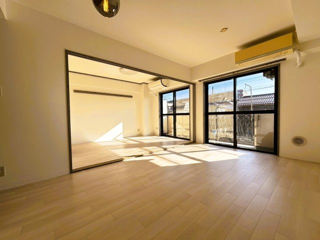 モナーク谷塚の居間・リビング|採光、通風が心地よいお部屋です。お子様部屋にも、お父さんの書斎にも、どんな目的でも心地よくお使いいた