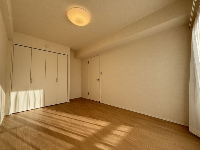 【洋室】 | オリエントハイツ前原 | 6.4帖の広々とした洋室は収納スペースがたっぷり！どんなお洒落さんでも安心の大容量収納が自慢です