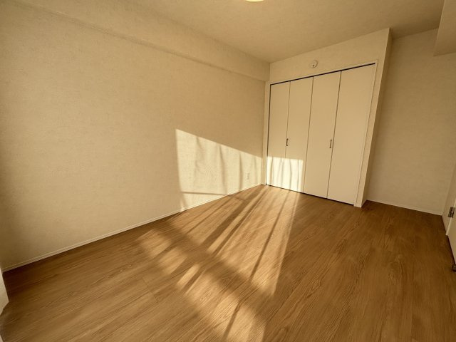 【洋室】 | オリエントハイツ前原 | バルコニーに面した明るい洋室で換気や採光ばっちりです