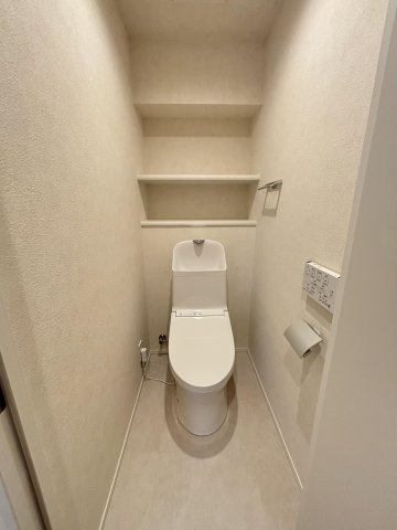 【トイレ】 | オリエントハイツ前原 | 冬は便座も温水も温かく快適なシャワー付トイレ。背面には収納を設置◎