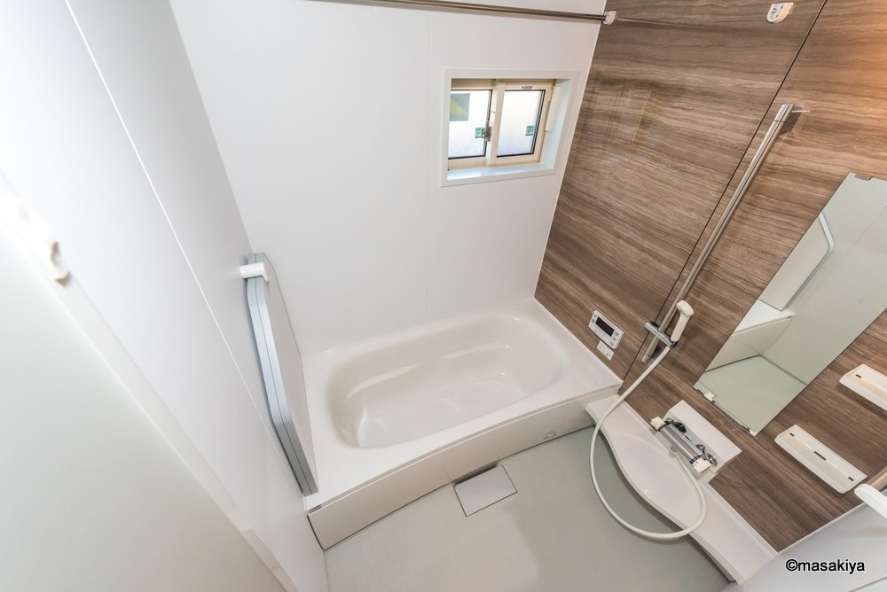 ルージュ 伊勢宮　A棟の浴室|お風呂　一坪タイプで広々です。