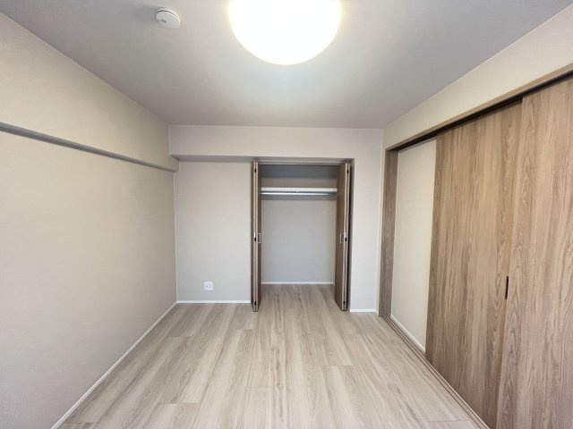 【洋室】 | イトーピア大橋マンション | 広々とした洋室は収納スペースがたっぷり！どんなお洒落さんでも安心の大容量収納が自慢です