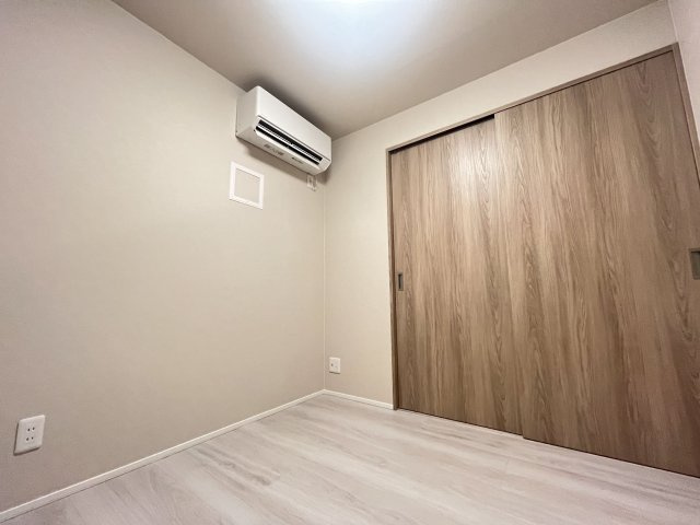 【洋室】 | イトーピア大橋マンション | 真ん中の洋室。エアコン設置済みなので入居してすぐから快適に暮らしていただけます