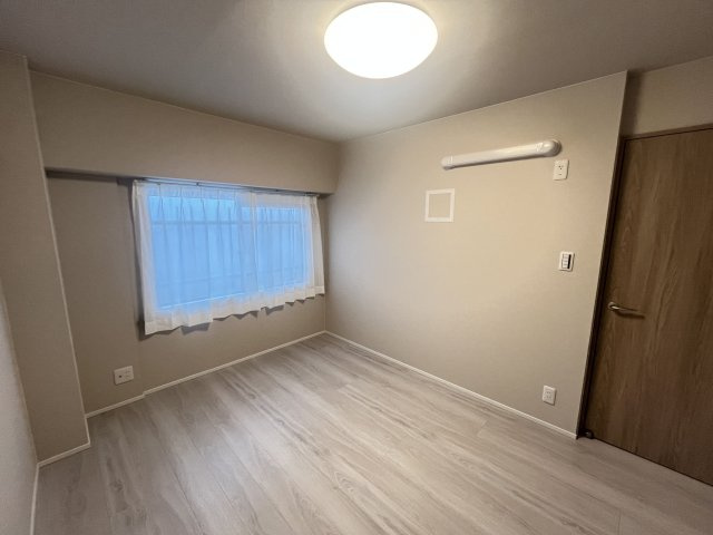 【洋室】 | イトーピア大橋マンション | 玄関側の洋室。幅広の窓から明かりを多く取り込んでいます