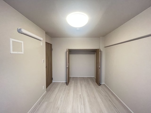 【洋室】 | イトーピア大橋マンション | 各部屋にはクローゼットを完備しています！収納が多いお家はすっきりして快適空間です