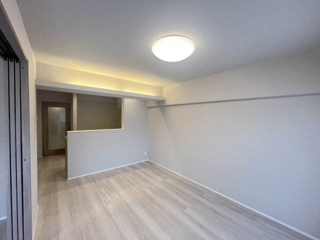 【居間・リビング】 | イトーピア大橋マンション | 約12帖の南向きリビングはオープンなカウンタータイプのキッチンで空間に広がりがあります