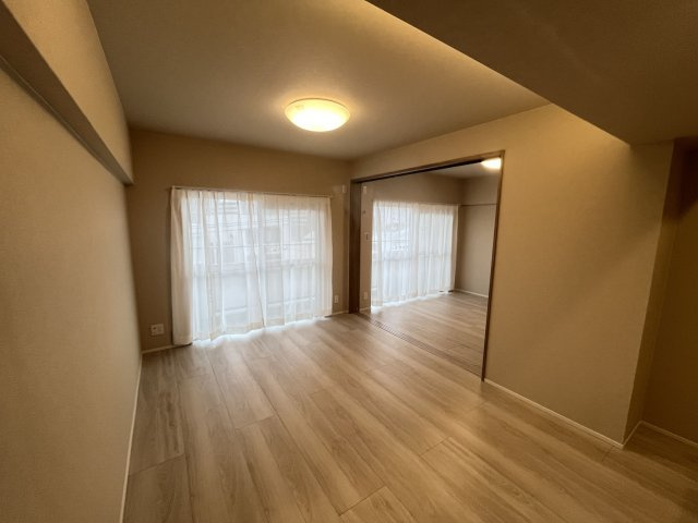 【居間・リビング】 | イトーピア大橋マンション | 広々としたリビングは南側バルコニーに面しているため、太陽の明かりを感じることが出来ます