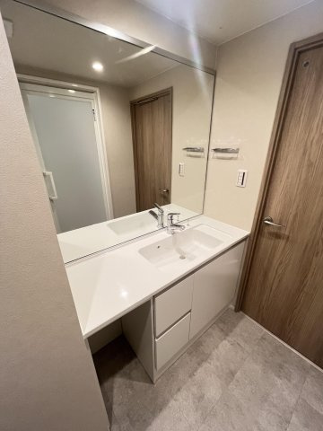 【独立洗面台】 | イトーピア大橋マンション | 三面鏡裏収納付きの洗面台で、散らかりがちな洗面回りもすっきりと片付きます