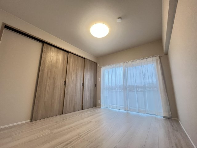 【洋室】 | イトーピア大橋マンション | バルコニーに面した明るい洋室は換気や採光ばっちりです