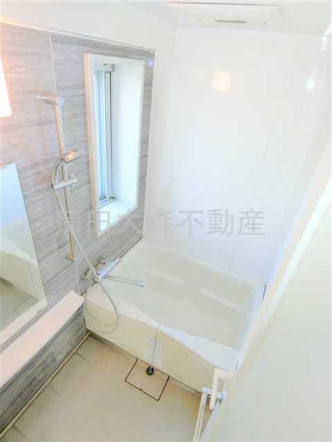 リバーレ蒲田仲六郷の浴室|窓と追焚お風呂