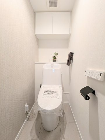 アルカーデンタワー入谷のトイレ|～吊戸棚付きのトイレ写真～
