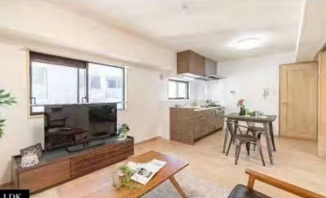 【居間・リビング】 | グリーンキャピタル池袋 | 明るく開放的な空間が広がるLDK。室内には豊かな陽光が注ぎ込み、爽やかな住空間を演出。