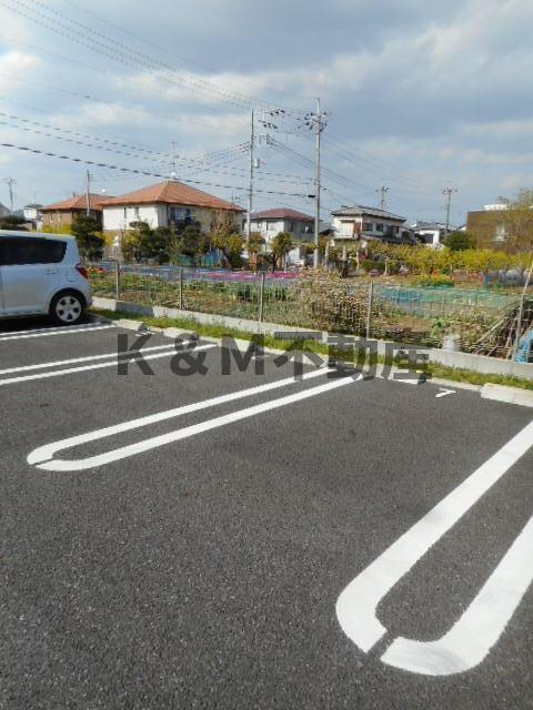 ブリリアントガーデンアゼリアＢの駐車場|車をお持ちの方に嬉しい駐車場付きの物件です