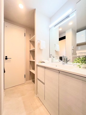 【脱衣所】 | 東急ドエル江田ビレジB棟 | ◆お子様と一緒にバスタイムを楽しめる広々空間。浴室乾燥機付で心地よいバスタイムを実現します。