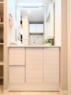 【独立洗面台】 | 東急ドエル江田ビレジB棟 | ◆ご家族の1日が始まり、1日が終わりを締めくくる洗面空間。洗濯機を配置しても十分なスペースを確保した設計となっております。