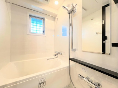 【浴室】 | 東急ドエル江田ビレジB棟 | ◆モダンデザインの空間が気持ちよさを高めてくれるバスルーム。すっきりとした清潔感の中に都会的なセンスが感じられ、心身をリフレッシュできる寛ぎを深めてくれるスペースです。