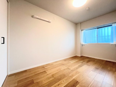 【洋室】 | 東急ドエル江田ビレジB棟 | ◆柔らかい陽光が差し込む明るいお部屋を演出する設計。彩光の取れる窓が気持ちの良いお部屋を創り上げます。