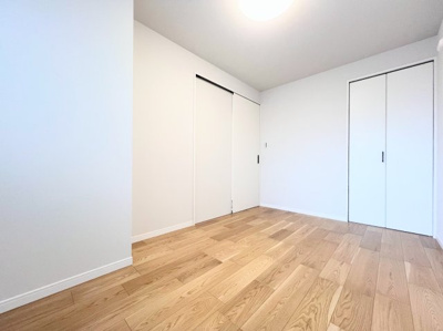 【洋室】 | 東急ドエル江田ビレジB棟 | ◆室内はいつも明るい印象なので気持ちの良い朝を迎えられます。各部屋にはクローゼットを完備しており、収納が多いお家はすっきりして快適空間です。