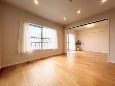 【洋室】 | 東急ドエル江田ビレジB棟 | ◆気持ちの良い風が室内へ入り込む居室。家具を配置しても広々ご利用いただけます！！